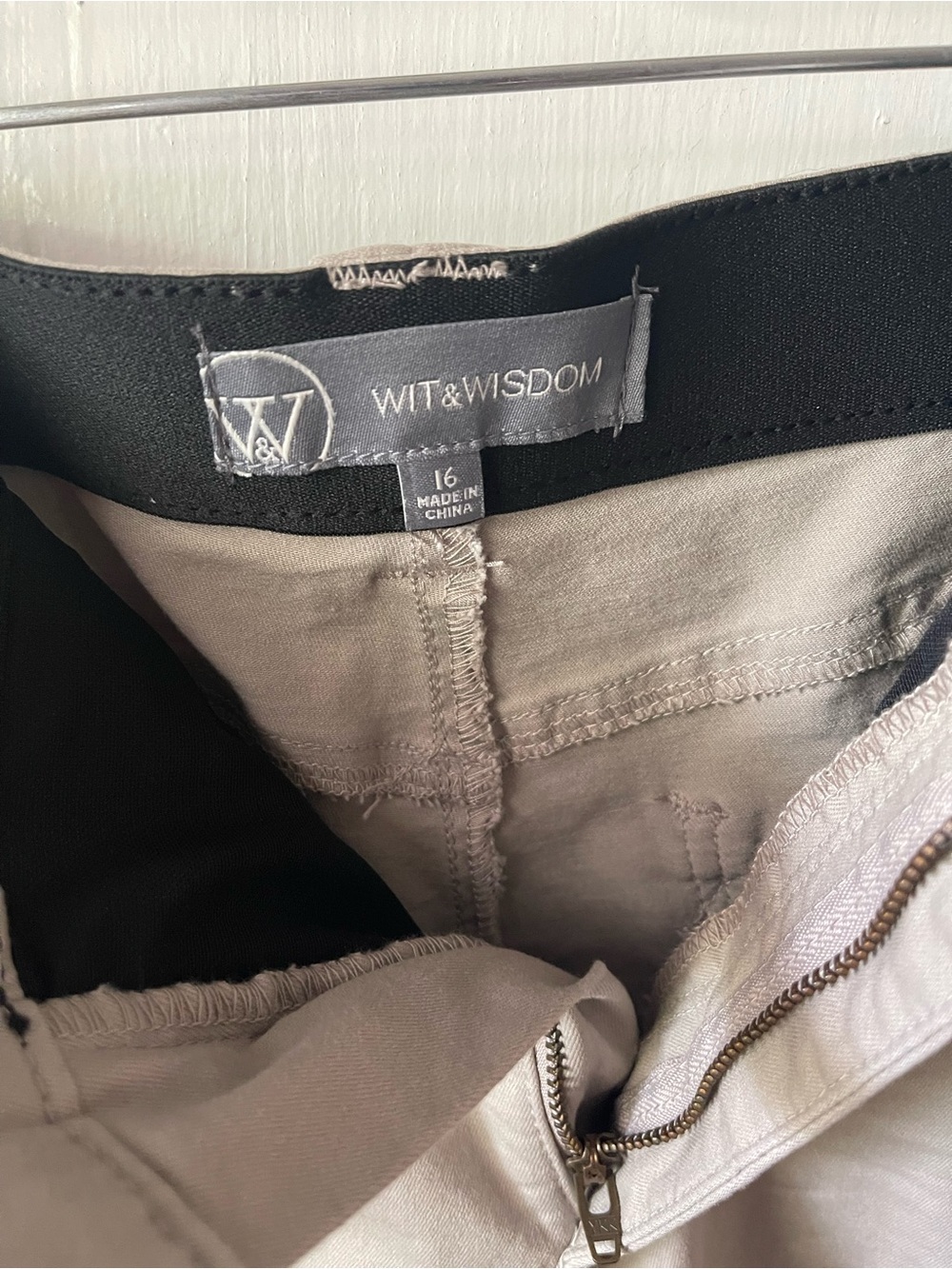 Women's Wit n’ Wisdom size 16 Casual High-Rise Khaki Shorts; only worn 1-2 times - Picture 3 of 3